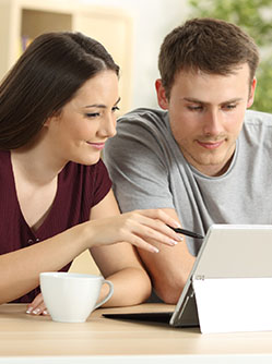 Un couple regarde une tablette | MACSF