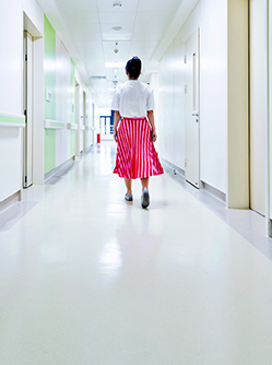 Une femme marche dans le couloir de l'hôpital - MACSF