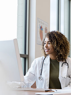 Une femme médecin sur son ordinateur | MACSF