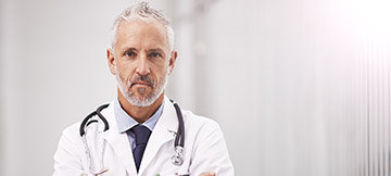 Buste d'un médecin portant un stéthoscope  autour du cou - MACSF