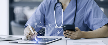 Un médecin consulte sa tablette numérique - MACSF
