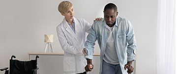 Un médecin aide un patient à marcher | MACSF