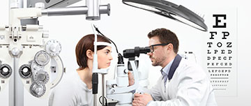 Un ophtalmologie procède à l'examen d'une patiente - MACSF