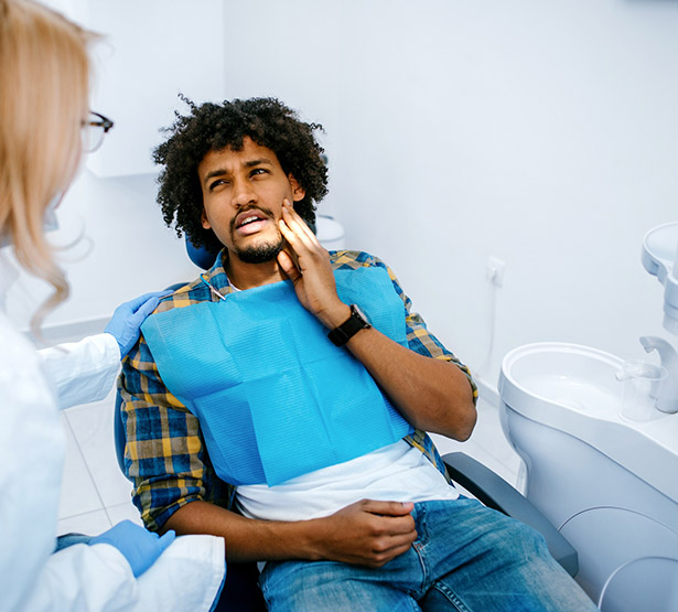Un homme souffre de douleurs dentaires chez le dentiste - MACSF