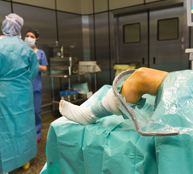 Deux professionnels de santé s'apprêtent à réaliser une arthroscopie du genou - MACSF