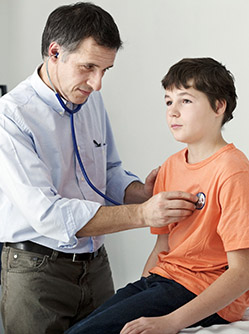 Un adolescent est ausculté par son médecin - MACSF