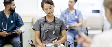 Une étudiante en médecine prend des notes pendant une formation  - MACSF