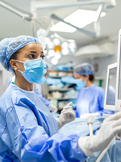 Interne regarde écran au bloc - MACSF