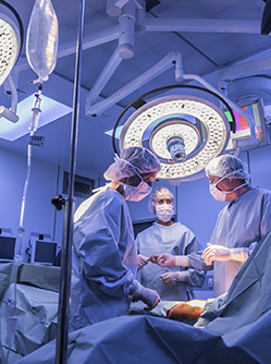Equipe de chirurgien au bloc opératoire - MACSF