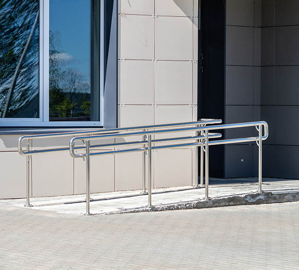 Rampe accès handicapé d'un centre médical | MACSF