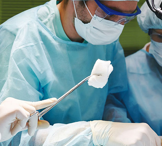 Une infirmière fait passer une compresse au chirurgien lors d'une intervention - MACSF