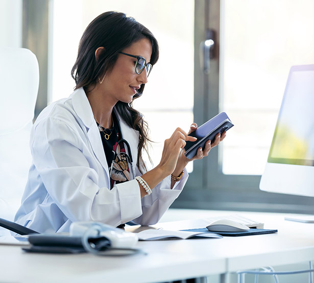 Une femme médecin écrit un message sur son téléphone - MACSF