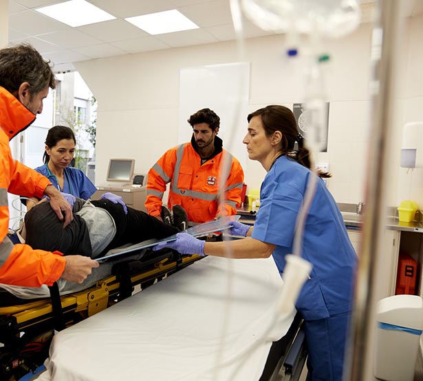 Des secouristes aident l'équipe hospitalière à installer un blessé - MACSF