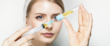 Une infirmière remplit une seringue - MACSF