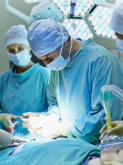 Une équipe médicale en salle de chirurgie - MACSF