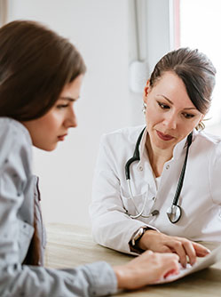 Médecin informe patient sur les soins - MACSF