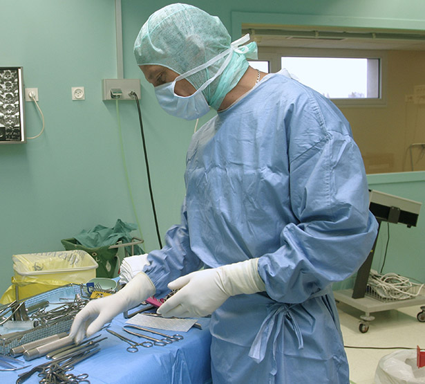 Un orthopédiste prépare son matériel avant une intervention - MACSF