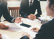Trois personnes discutent autour d'une table - MACSF
