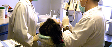 chirurgien-dentiste pratique des soins sur une patiente - MACSF