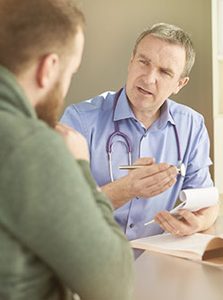 Un médecin explique l'ordonnance au patient -  MACSF