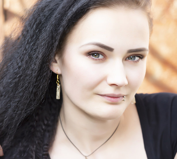 Jeune femme avec piercing labial - MACSF