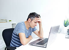 Un homme regarde son écran de pc portable | MACSF