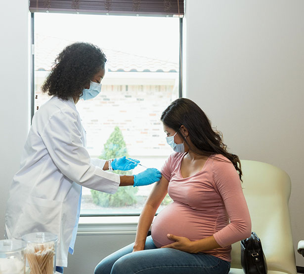 Une sage-femme vaccine une femme enceinte - MACSF