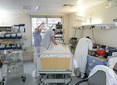 Soignants autour d'un patient en salle de réveil - MACSF