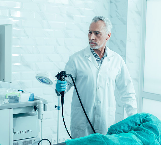 Un médecin pratique une coloscopie et observe l'écran - MACSF
