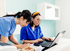 Deux soignantes dans le bureau de l'hôpital - MACSF