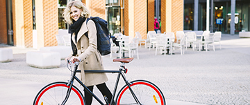 femme en velo prevention routiere MACSF