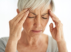 Une femme appose ses mains sur ses tempes - MACSF