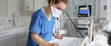 Une infirmière prend des notes