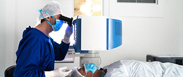 Chirurgien pratiquant une opération ophtalmologique sur un patient - MACSF