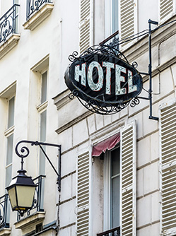 Enseigne d'un hôtel sur la façade d'un immeuble - MACSF