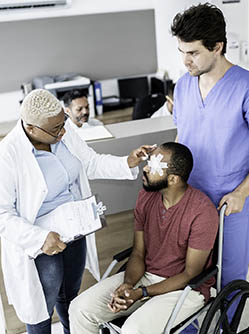 Un patient arrive en consultation pour un problème oculaire - MACSF