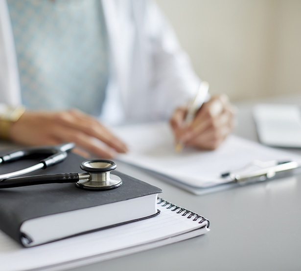 Médecin rédigeant un certificat - MACSF