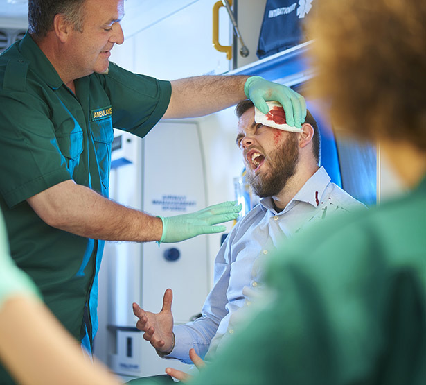 Un patient agressif reçoit des soins - MACSF