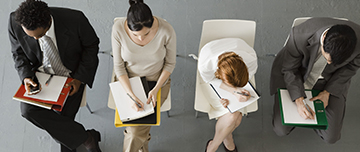 Des travailleurs hommes et femmes prennent des notes - MACSF
