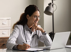Une femme médecin en téléconsultation - MACSF