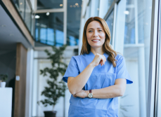 Femme en hôpital souriante