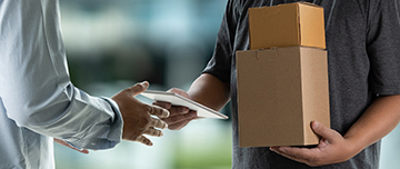 Un livreur remet un colis contre signature | MACSF