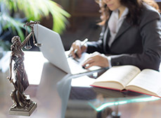 Une avocate devant son ordinateur - MACSF