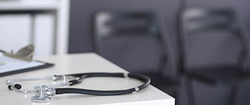 Un stéthoscope posé sur le coin d'un bureau - MACSF