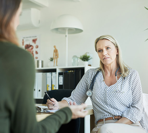 Une femme médecin écoute sa patiente - MACSF