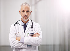 Buste d'un médecin portant un stéthoscope  autour du cou - MACSF