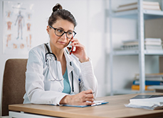 Une femme médecin au téléphone - MACSF