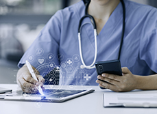 Un médecin consulte sa tablette numérique - MACSF