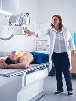 Une manipulatrice de radiologie règle l'appareil - MACSF