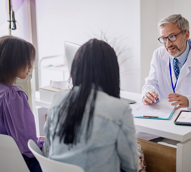 Une mère et sa fille en consultation chez le médecin généraliste - MACSF